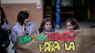 Arranca la huelga de educación en Aragón con caceroladas en los centros: "Dinero público para la pública"