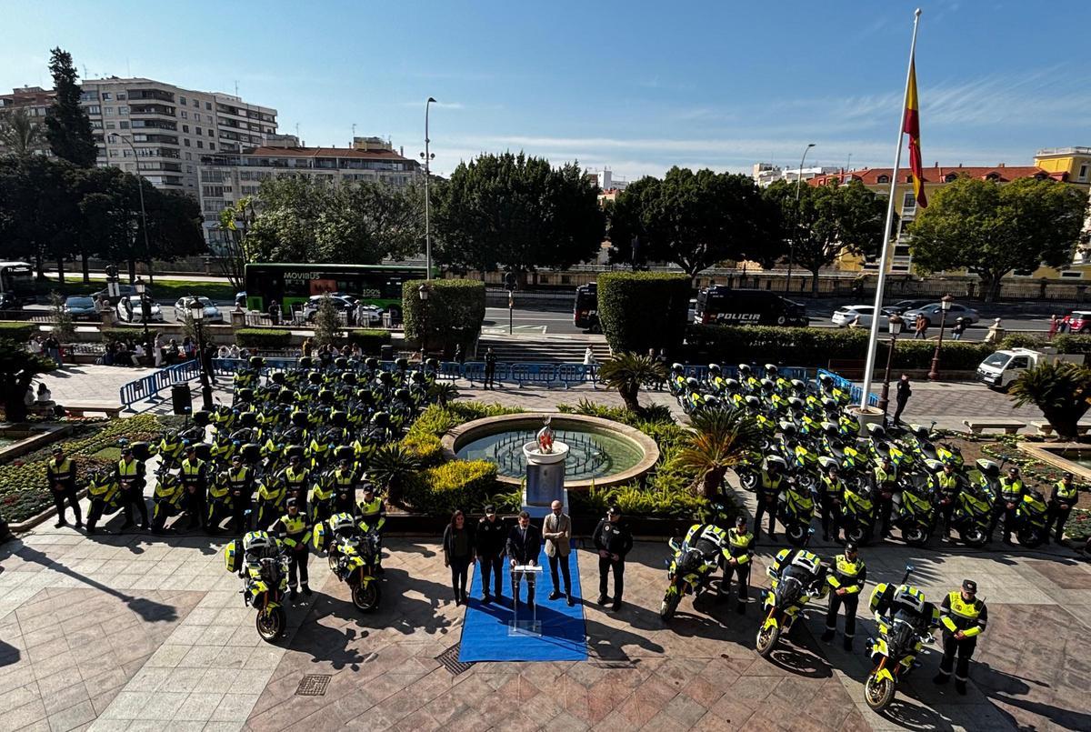 La nueva flota de 62 motocicletas de la Policía Local, esta mañana en la Glorieta de Murcia