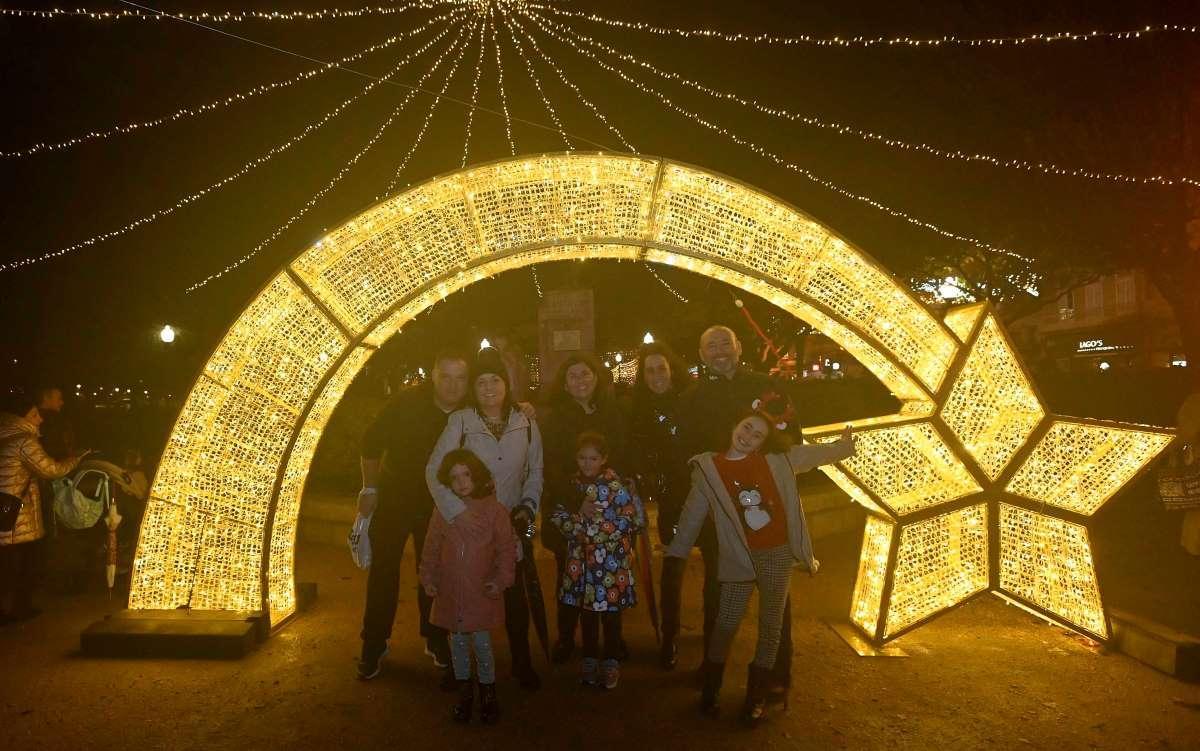 Familia posando cos adornos de Nadal en Redondela.