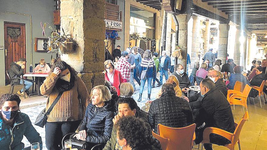 Terrazas llenas y buen ambiente en Año Nuevo en Morella.