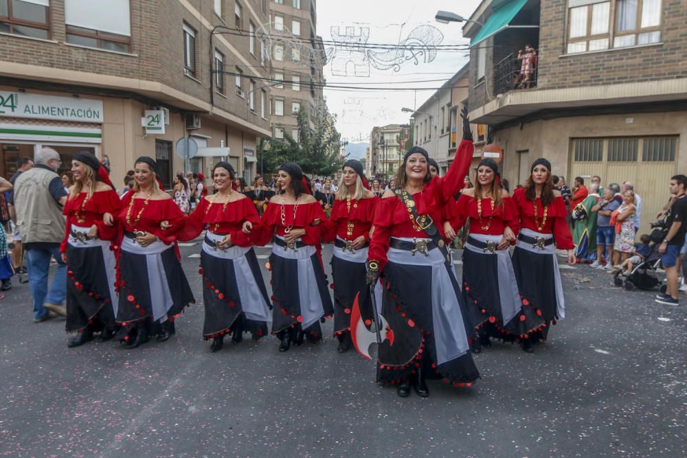 Más de 2.000 festeros participan en una vistosa Entrada de Moros y Cristianos que consigue llenar de público todas las calles de la capital de la Foia