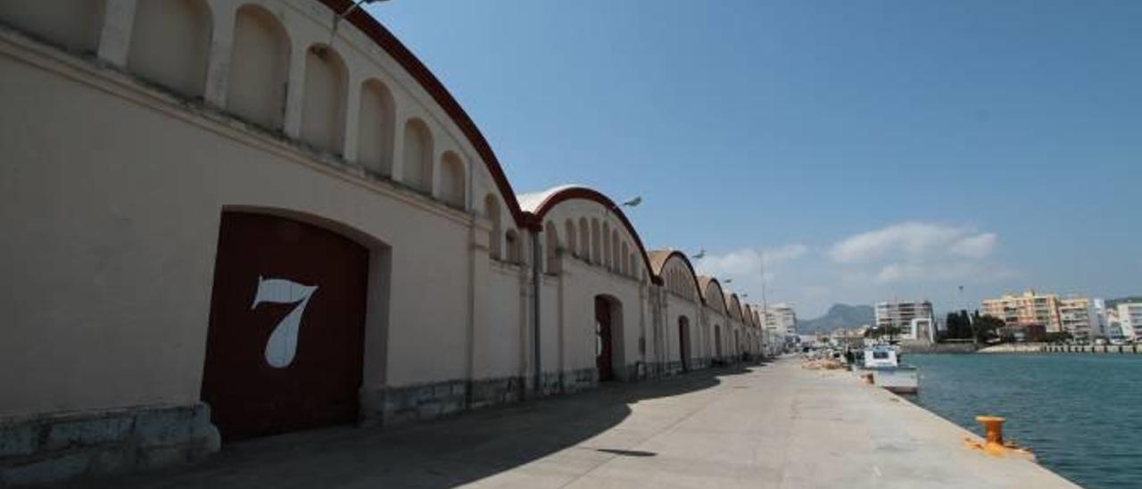 La hilera de tinglados del muelle sur del puerto de Gandia que el ayuntamiento quiere que se destinen a usos sociales.