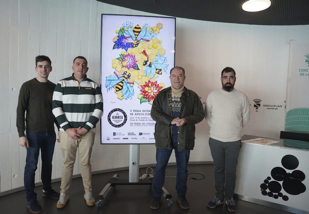 Avelino Souto, Marcos Mariño, José Crespo y David Liñares, junto al cartel de Olalla Garra.