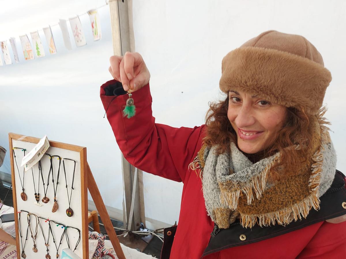 Postigo muestra un detalle de uno de sus pendientes a base de pino.