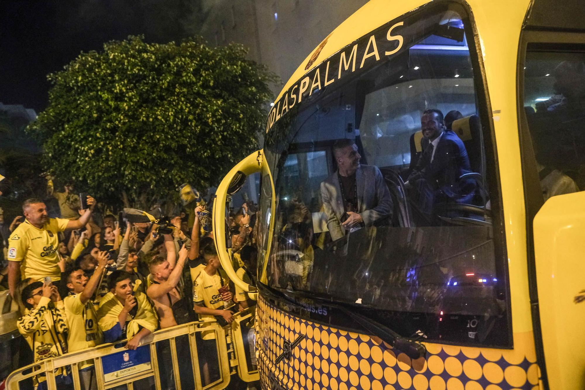Los aficionados de la UD Las Palmas reciben la guagua con los jugadores antes del derbi
