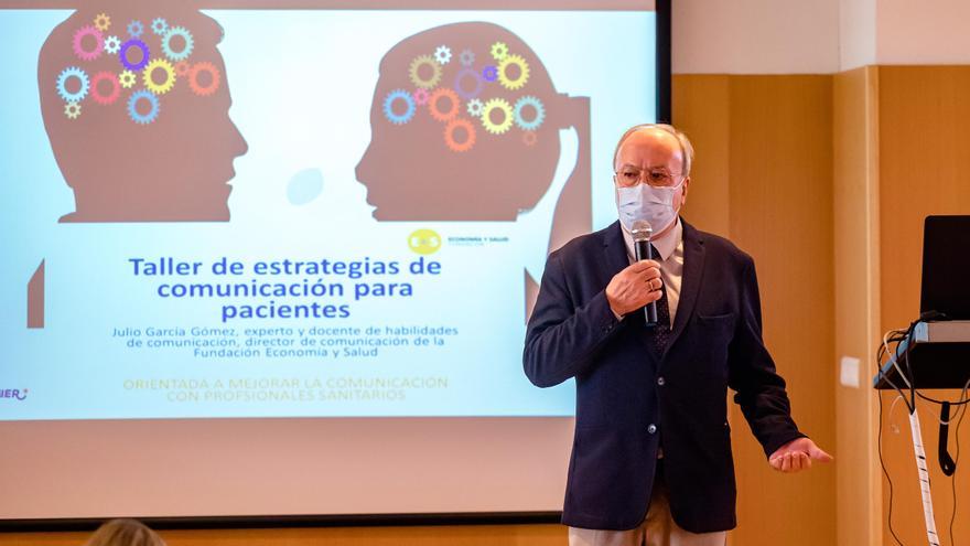 El experto en comunicación Julio García impartió un taller a los pacientes.