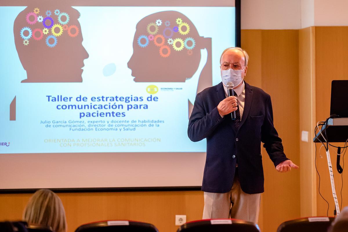 El experto en comunicación Julio García impartió un taller a los pacientes.