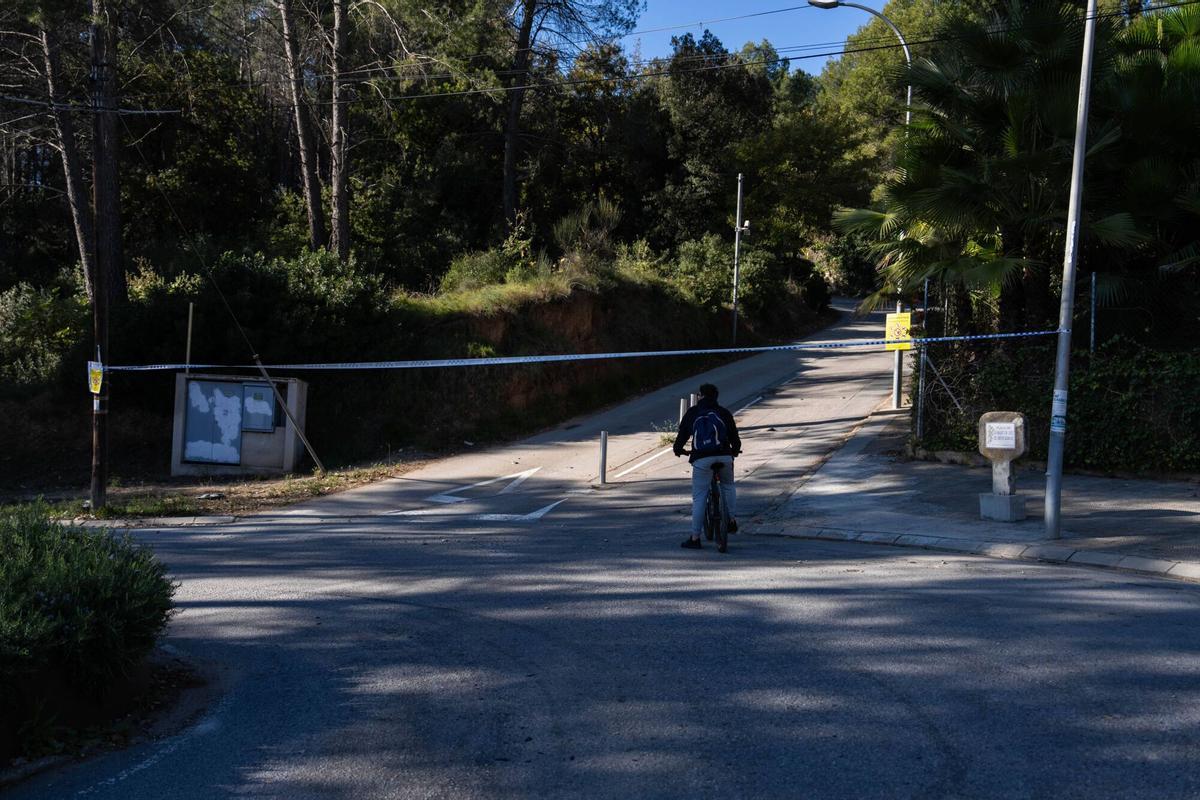 Un ciclista ante una zona cerrada al paso en Bellaterra por el brote de peste porcina.