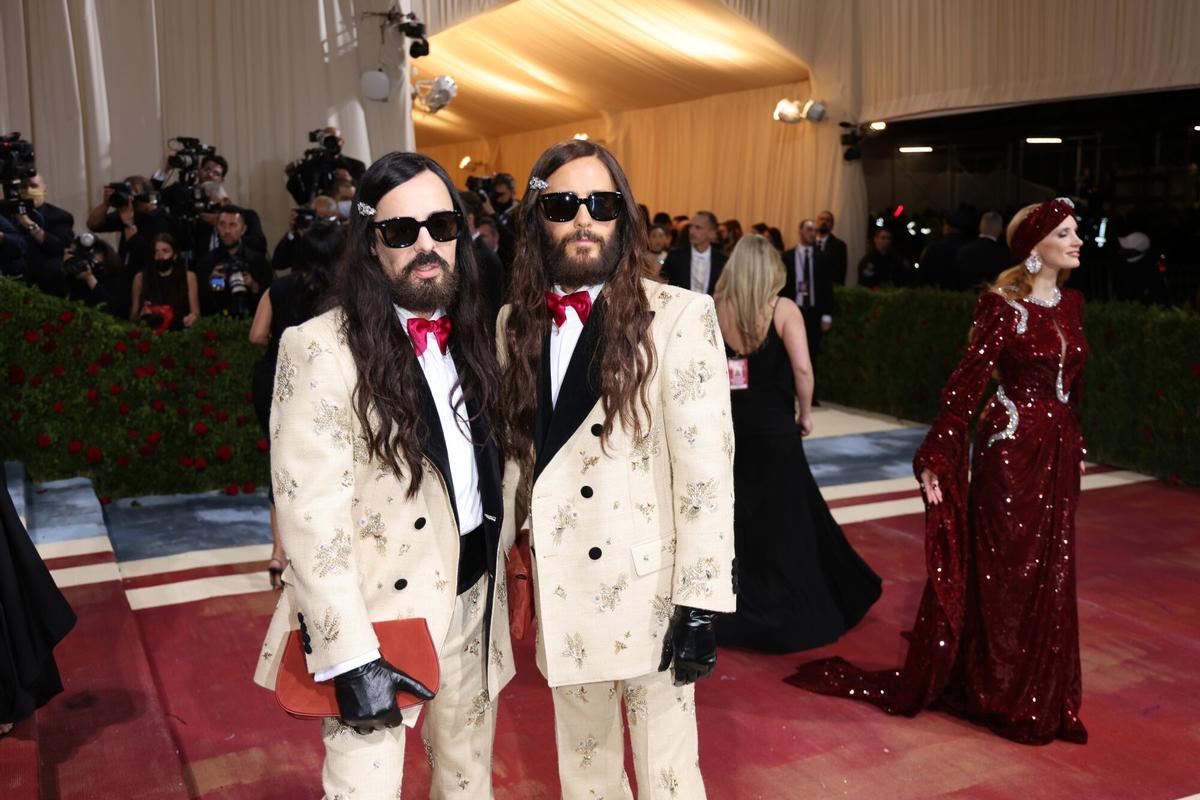 New York (United States), 02/05/2022.- Jared Leto (R) and Alessandro Michele on the red carpet for the 2022 Met Gala, the annual benefit for the Metropolitan Museum of Art's Costume Institute, in New York, New York, USA, 02 May 2022. The event coincides with the Met Costume Institute's 'In America: An Anthology of Fashion' which opens 05 May 2022 concludes 05 September 2022. (Moda, Abierto, Estados Unidos, Nueva York) EFE/EPA/JUSTIN LANE. GALA MET
