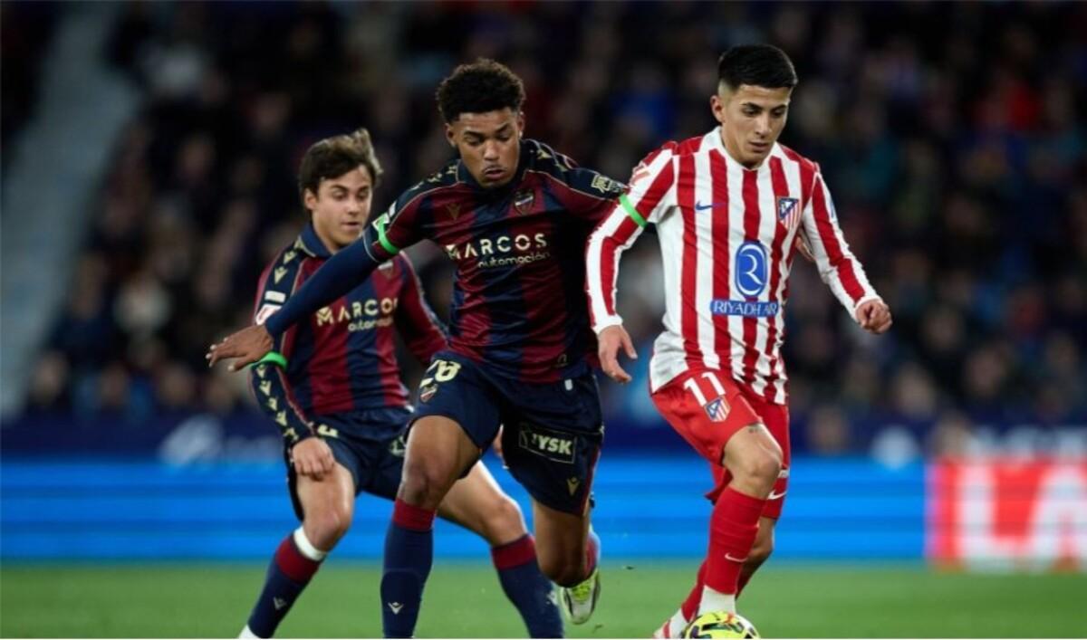 Kareem Tunde pugnando un balón con Almada
