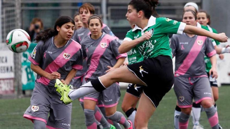 Lucía remata en la acción en la que el balón acabaría estrellándose en el larguero.