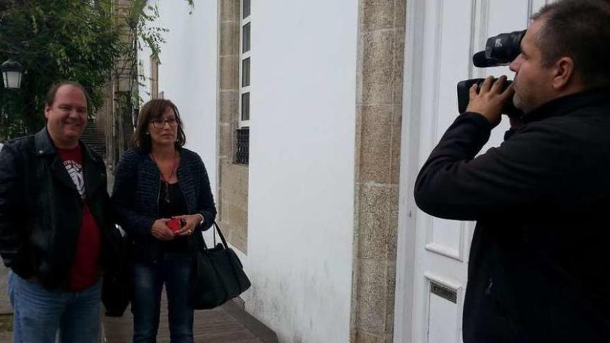 La concejala socialista Emma González y otro de los denunciados, en la entrada del juzgado de Betanzos.