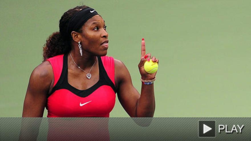 Serena Williams discute con la juez durante la final femenina del US Open.