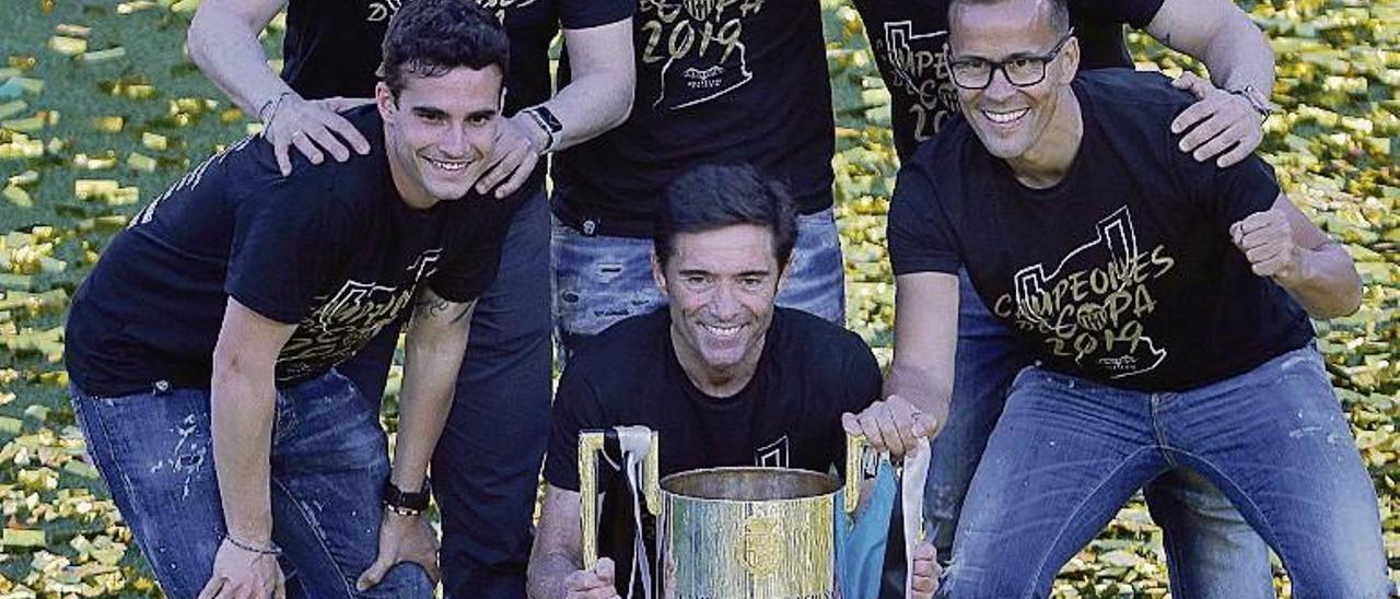 Marcelino posa con la Copa, con su hijo Sergio (preparador físico) detrás. A su derecha, Rubén Uría (ayudante) y Bruno Uría (analista). A su izquierda, Ismael Fernández (preparador físico) y Miguel Ángel Muñoz (analista).