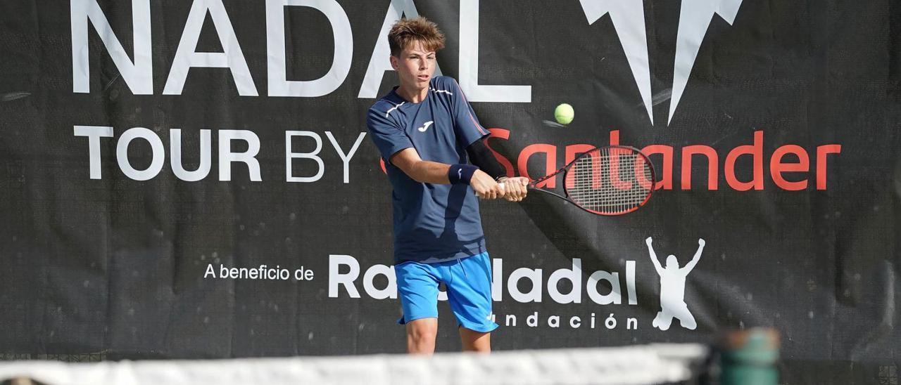 El jugador lanzaroteño Noah López, durante su encuentro de ayer de cuartos del final en el Rafa Nadal Tour by Santander, que se celebra en El Cortijo Club de Campo. | | LP/DLP