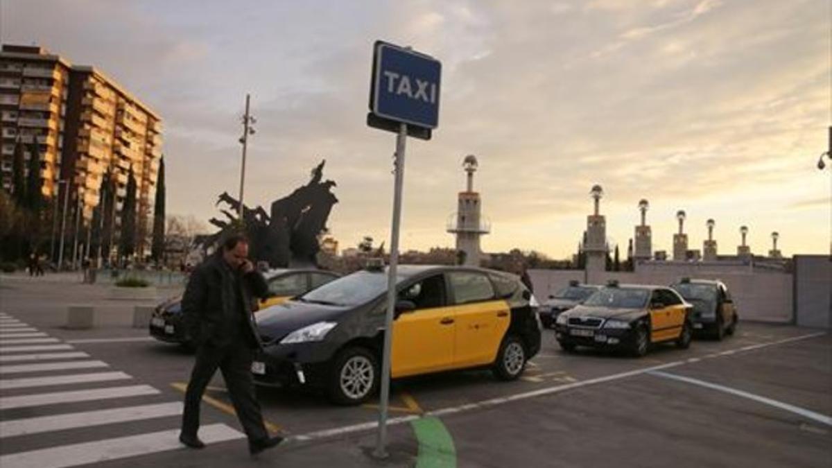 Parada de taxis de la plaza de los Països Catalans, abierta a principios de año frente a la estación de Sants.