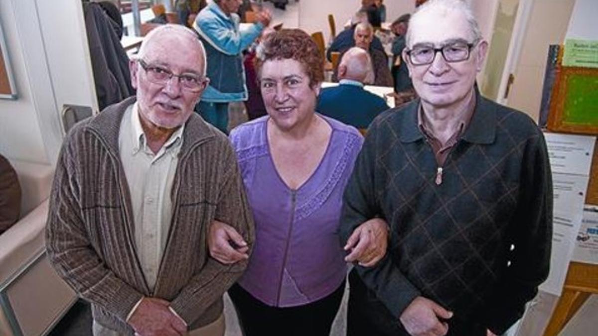 Tres voluntarios. De izquierda a derecha, Ramon Arbós, Teresa Mejíes y Ferran Camps , en el centro.