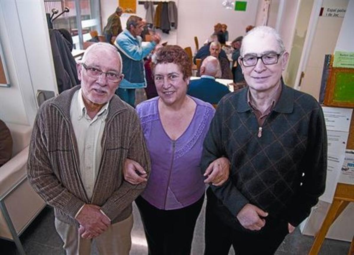 Tres voluntarios. De izquierda a derecha, Ramon Arbós, Teresa Mejíes y Ferran Camps , en el centro. Tres voluntarios. De izquierda a derecha, Ramon Arbós, Teresa Mejíes y Ferran Camps , en el centro.