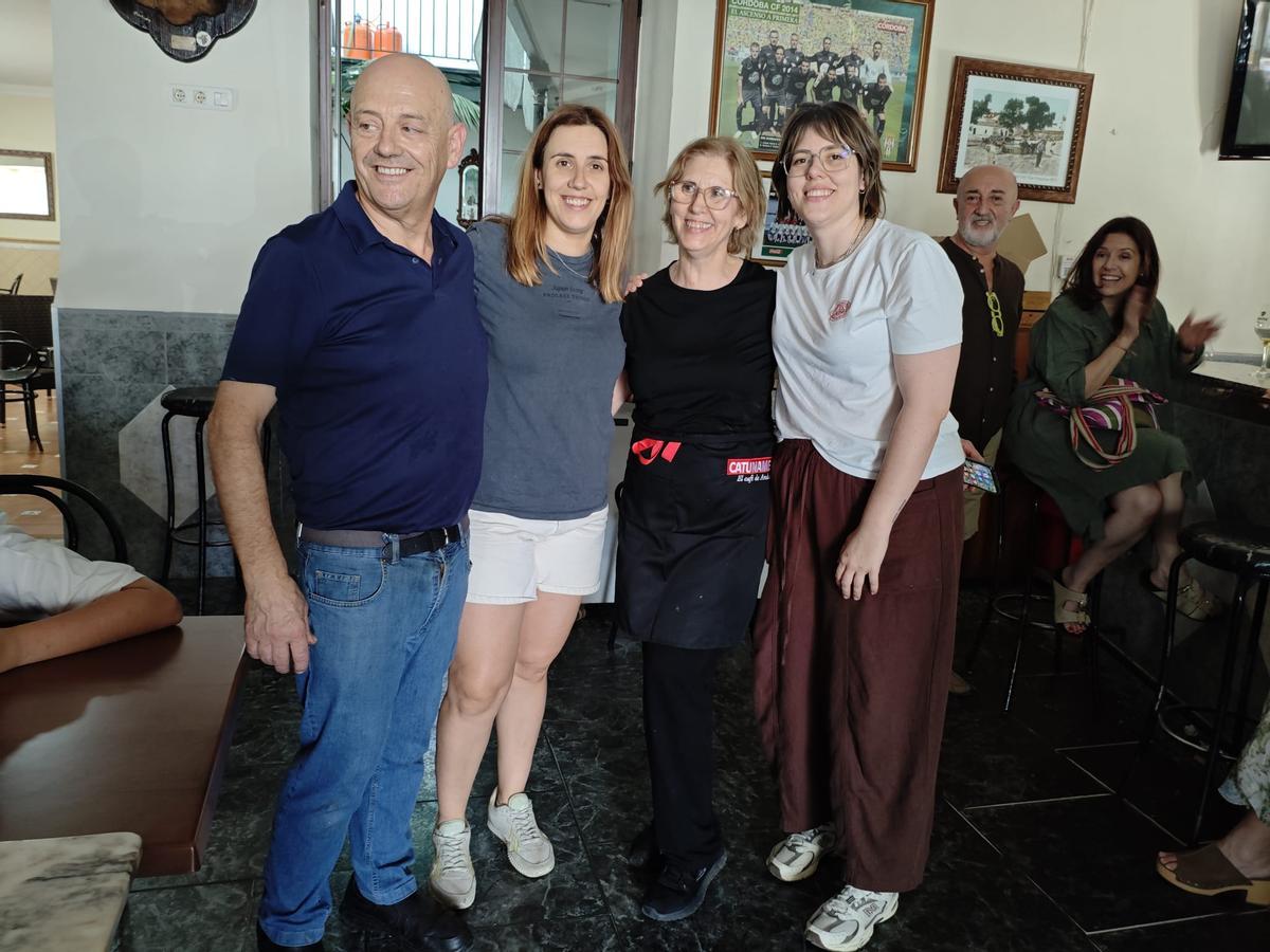 Antonio y Felisa con sus hijas, Irene y Raquel, minutos antes de cerrar el negocio.