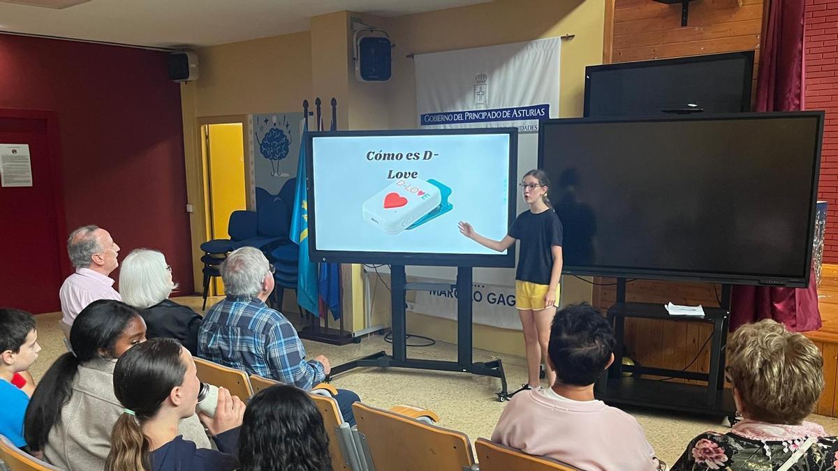 Iria Peula durante la explicación del proyecto a los miembros de "Amiganza".