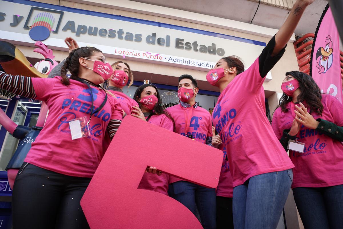 Lotería de Navidad 2021:  'El Perolo' de San Pedro del Pinatar reparte miles de euros