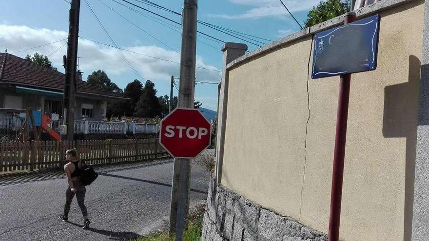 Alguno de los letreros de señalización de viales borrados en las parroquias de Reboreda y Ventosela. // FdV