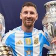 Leo Messi con los dos trofeos de la Copa América conquistados