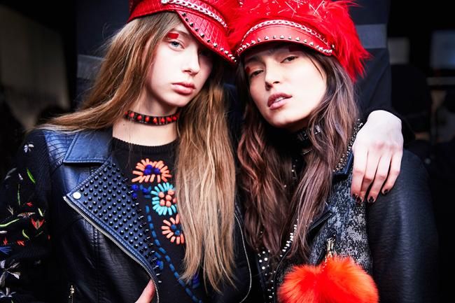Backstage de Desigual en la pasarela de otoño-invierno 2016-2017