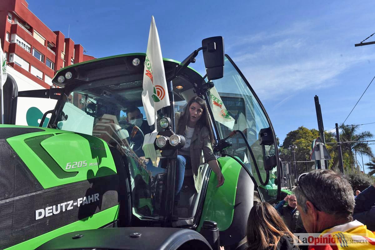 Miles de agricultores y ganaderos toman las calles de Murcia