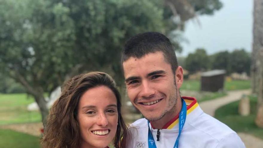 Iván Cantero, con su medalla, junto a Laura Rodríguez.