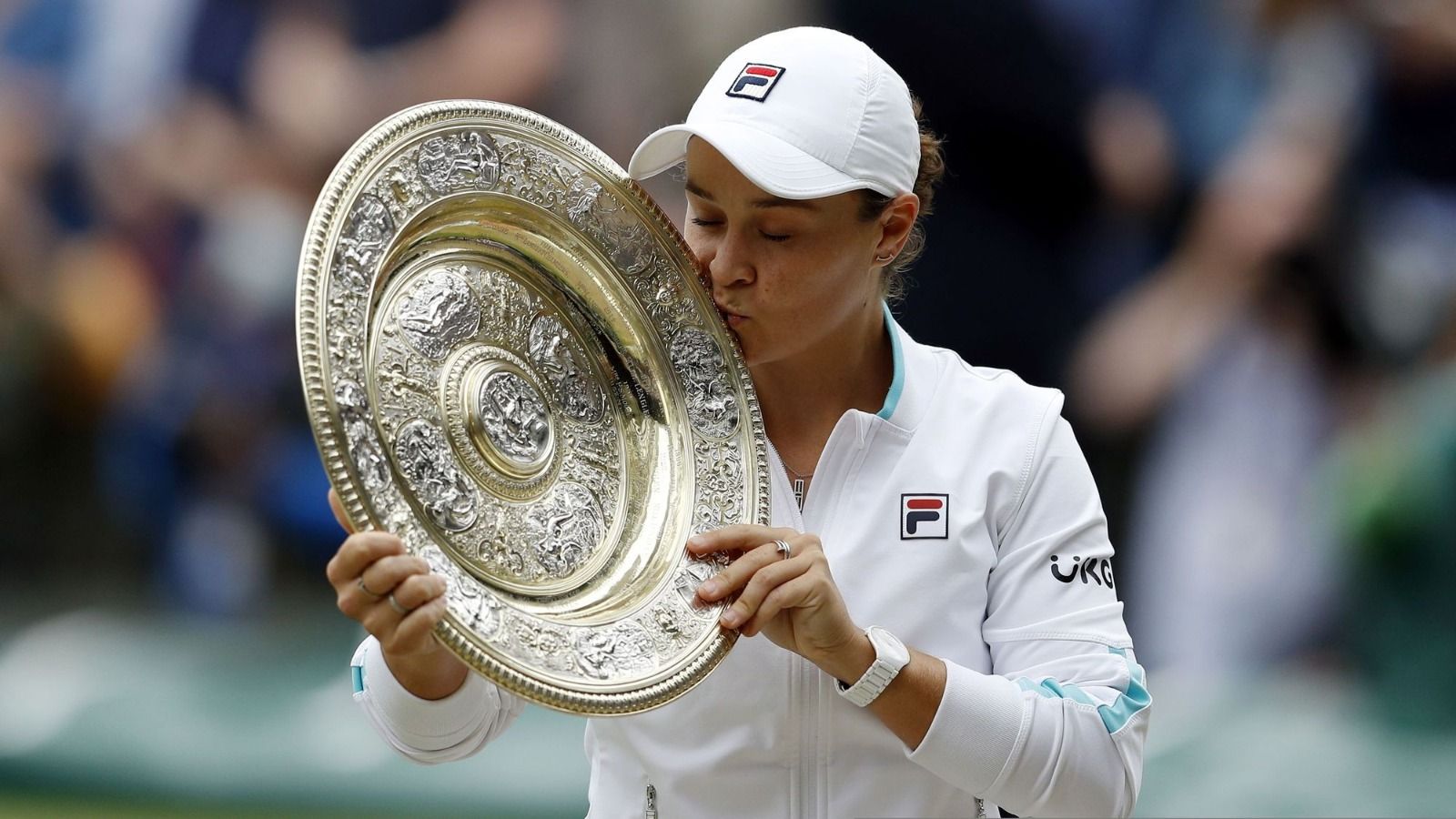 Barty besa el plato de campeona de Wimbledon.