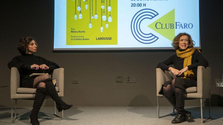 Elba Pedrosa y Mónica Kurtis (dcha.) y , durante la conferencia de ayer del Club FARO. | // RICARDO GROBAS