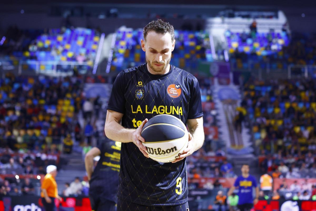 Huertas mira el balón antes del partido contra el Barça en la Copa del Rey 2025.