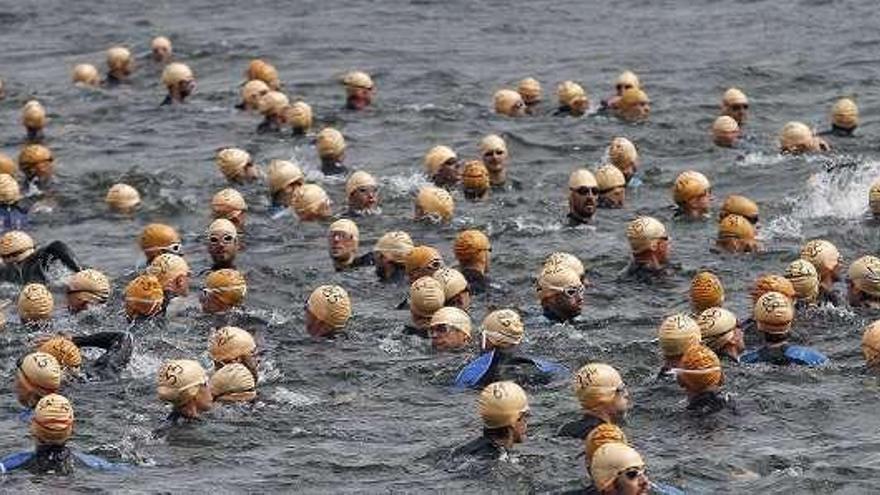 Los participantes, en el segmento de natación en Tui.