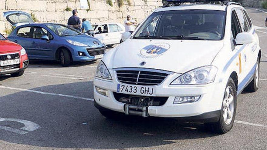 La Policía Autonómica inspecciona dos coches en Combarro. // N. P.