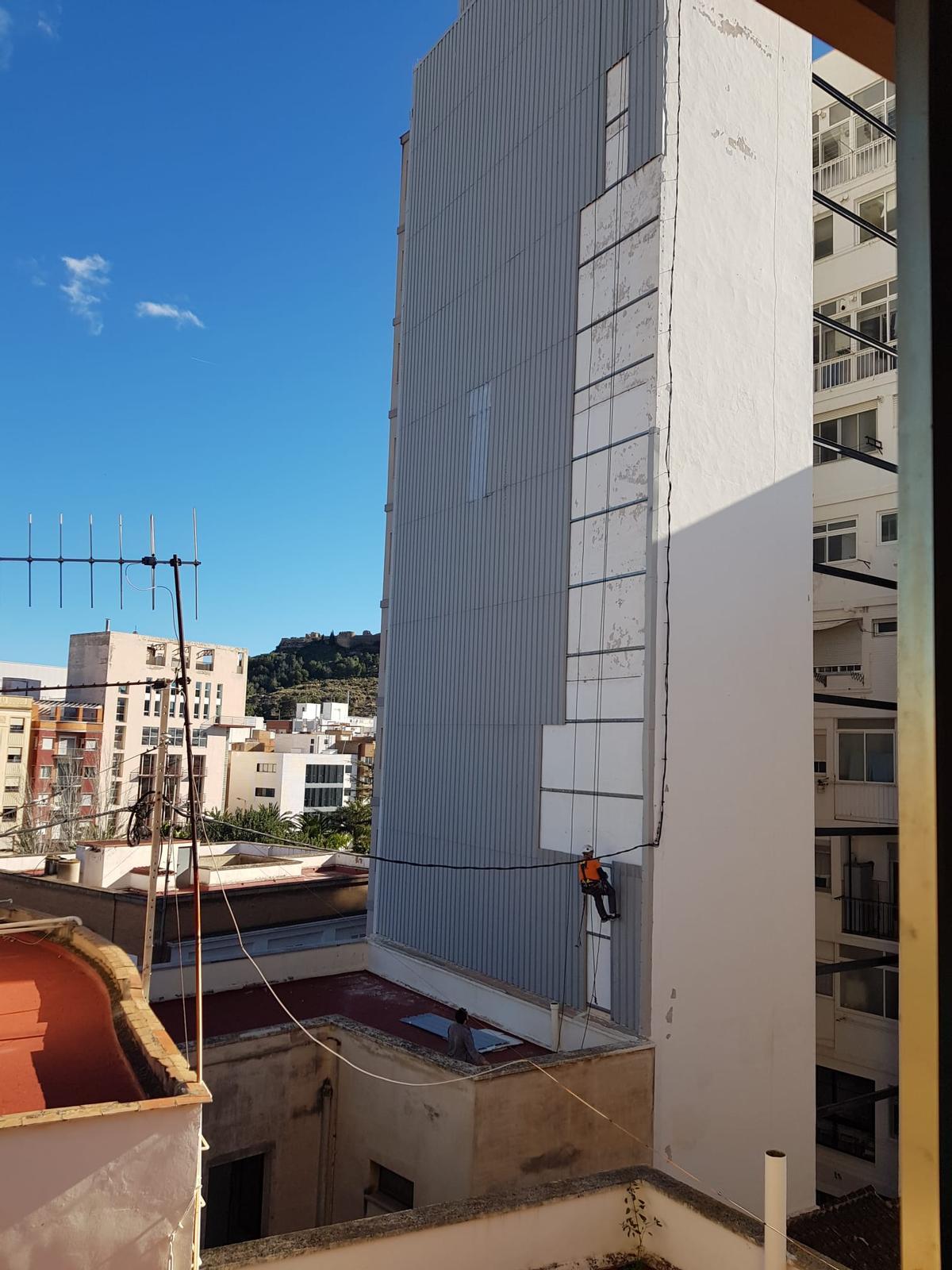 El operario, al asegurar una de las palzas que quedó suelta.