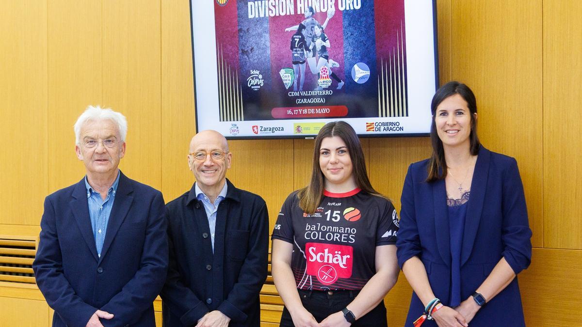 Miguel Mendo, presidente del club, Félix Brocate, concejal delegado de Deportes, María Torres, jugadora del Schär Colores y Cristina García, directora general de Deportes, en la presentación del evento