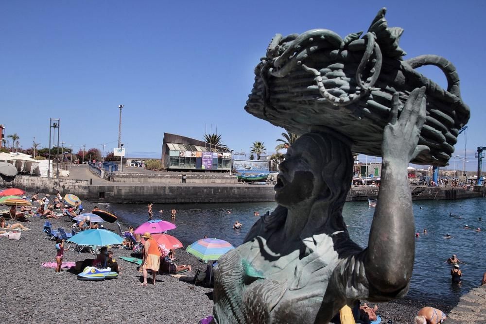 Gente con mascarillas, distancia social, fumadores