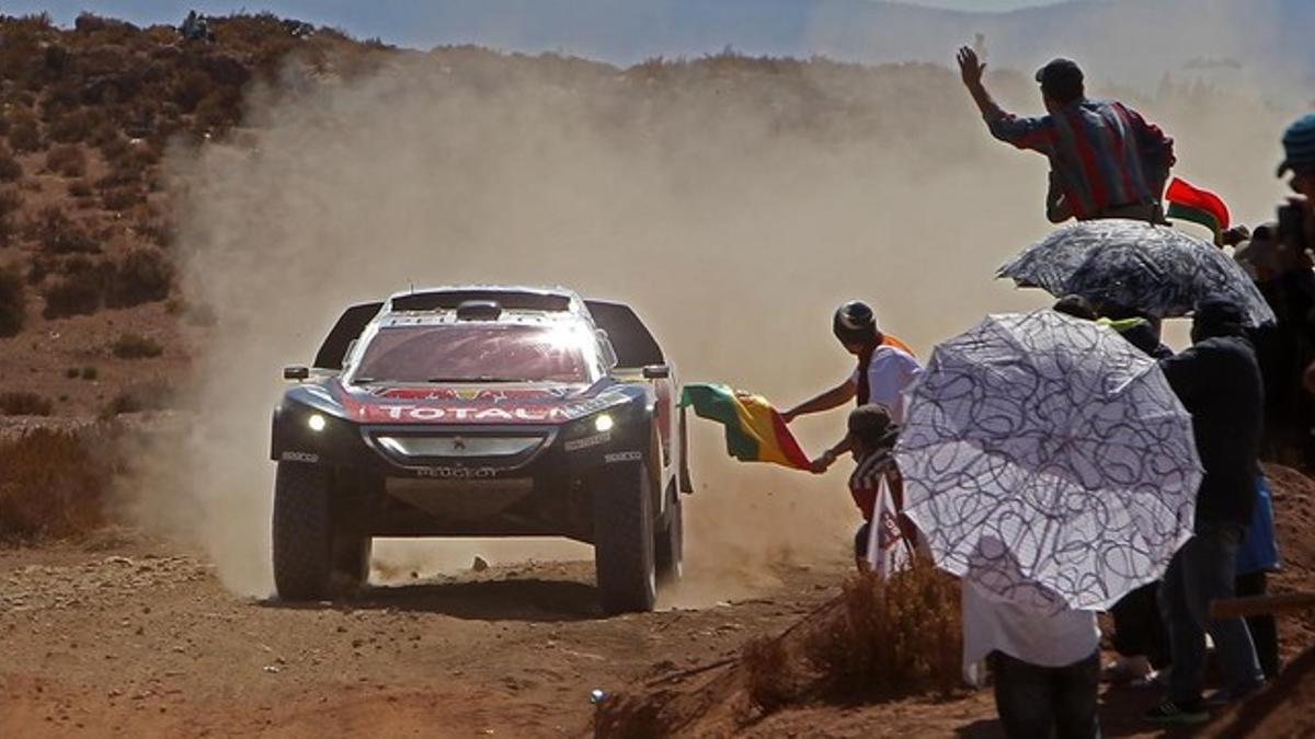 Carlos Sainz conduce el Peugeot por los caminos bolivianos.