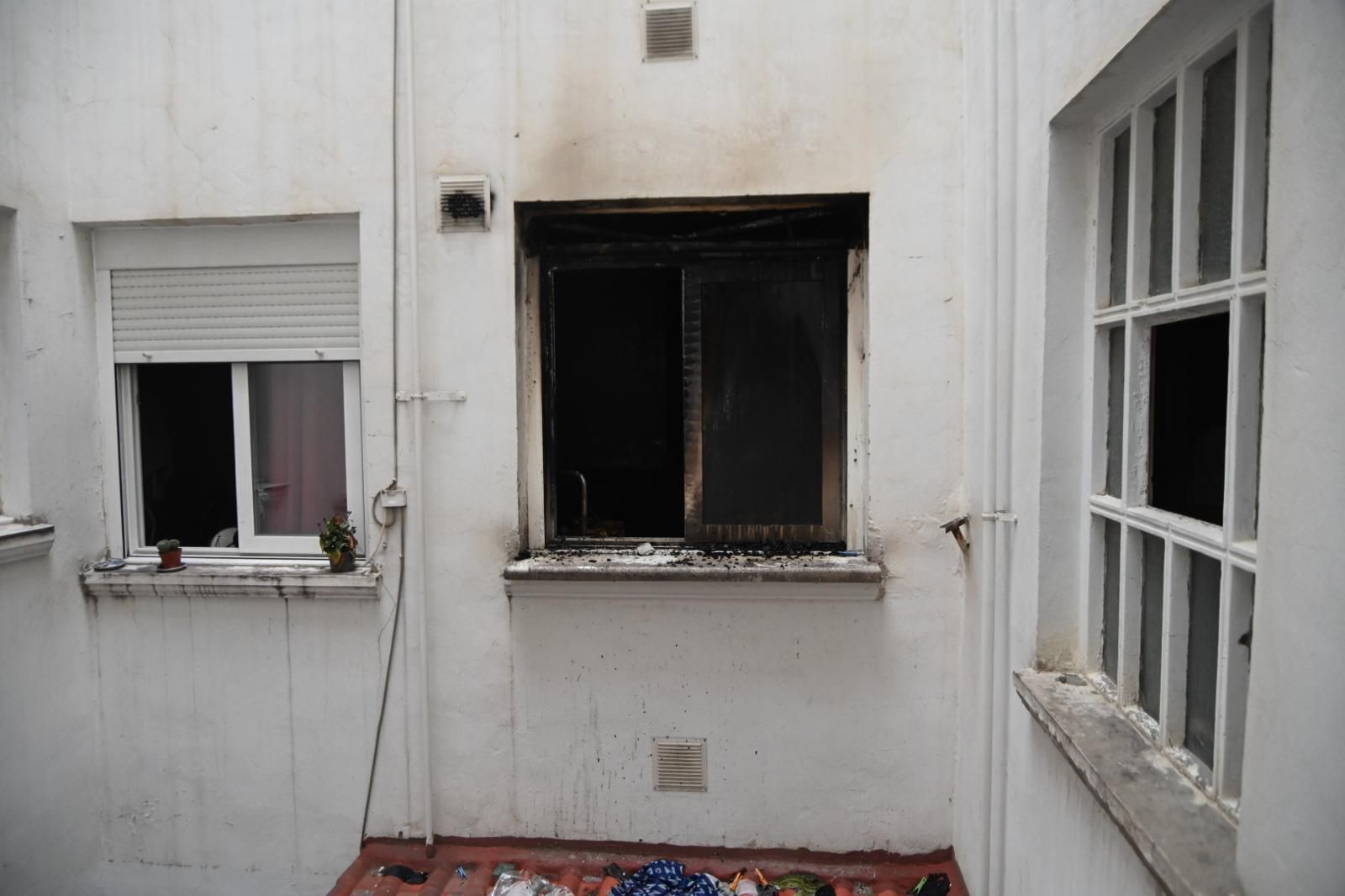 En imágenes | Herido grave un niño de 5 años en un incendio en una vivienda en Zaragoza