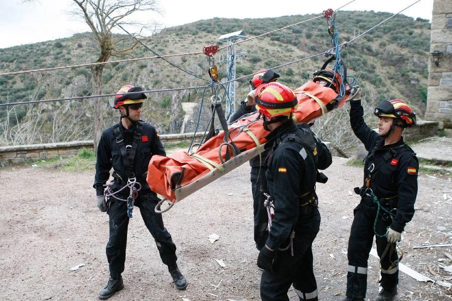 Maniobras de la UME en el poblado del Salto de Cas