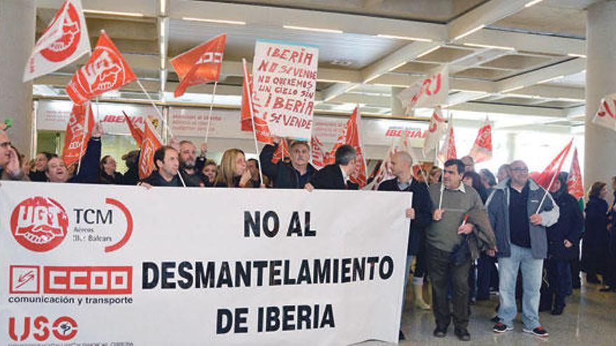 Los trabajadores de Iberia volvieron a manifestarse ayer por Son Sant Joan.