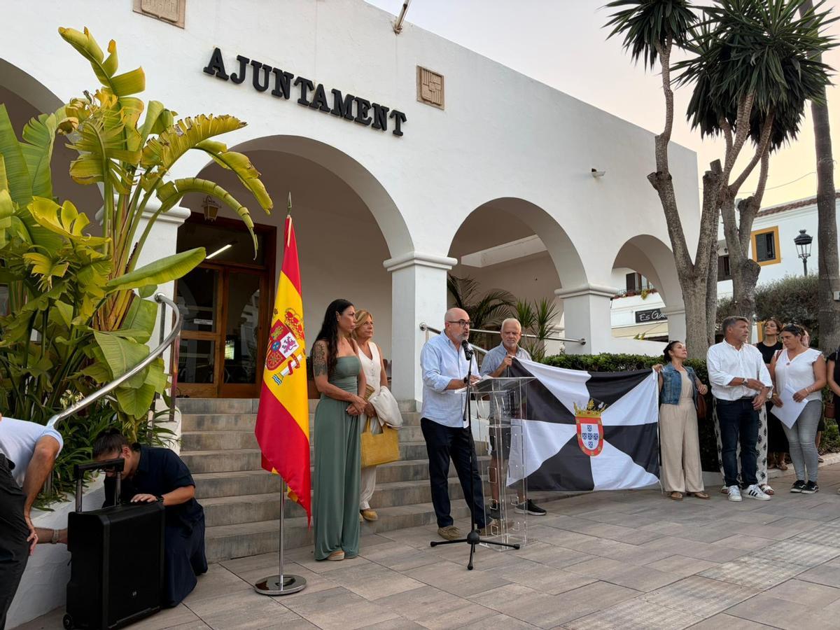 Galería: Concentración en apoyo a Ceuta en el Ayuntamiento de Sant Josep
