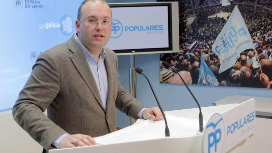 Alfonso Rueda y Alberto Núñez Feijóo, en el Parlamento gallego.