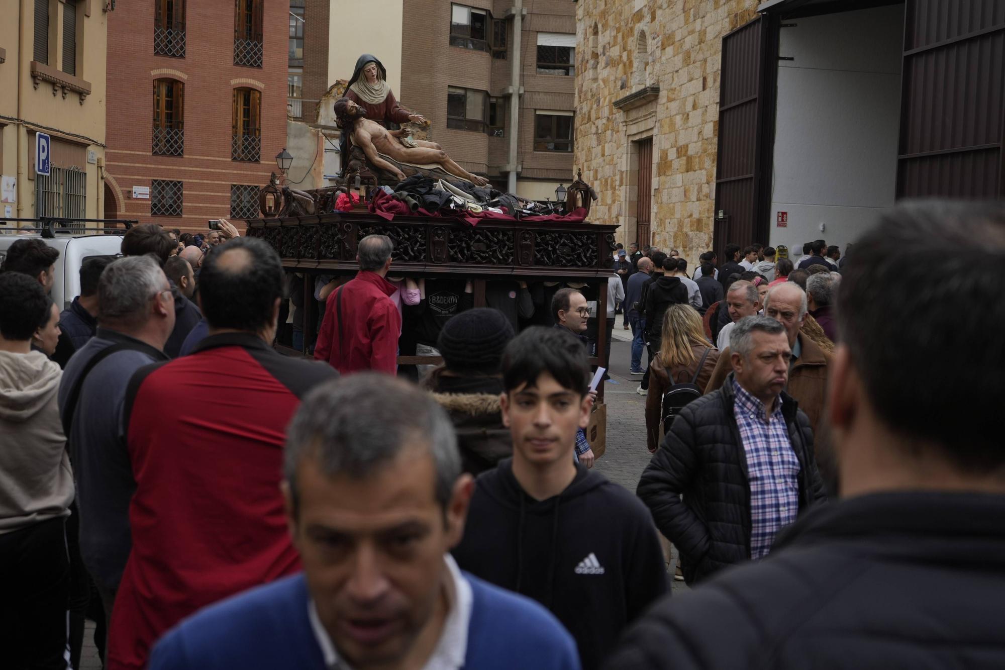 Los pasos del Santo Entierro abandonan la carpa de San Esteban.