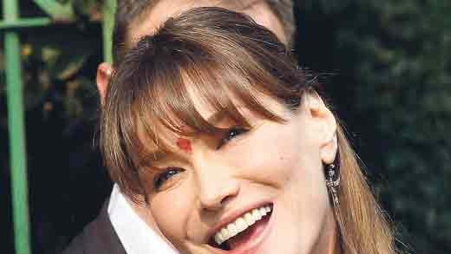 Carla Bruni reza para tener un hijo.