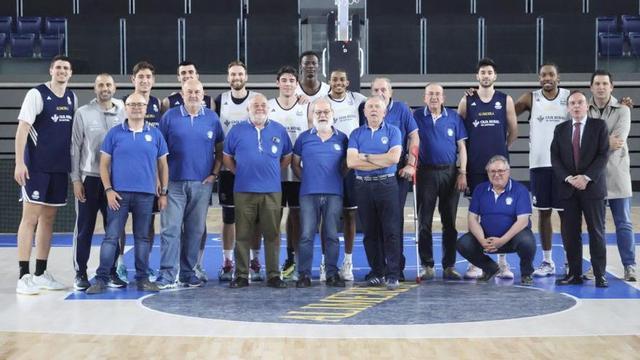 La plantilla del Alimerka Oviedo, con los representantes del Círculo Gastronómico de los Quesos Asturianos.  | OCB
