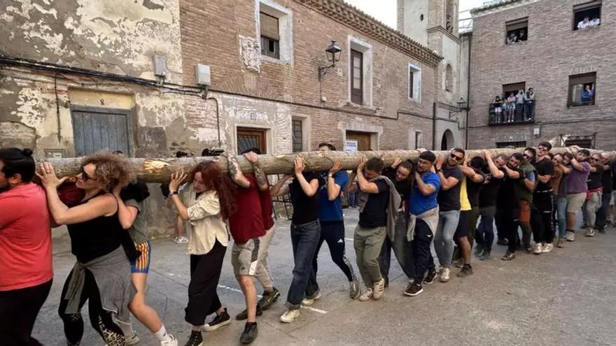 Maleján coloca el mayo para cumplir con la tradición