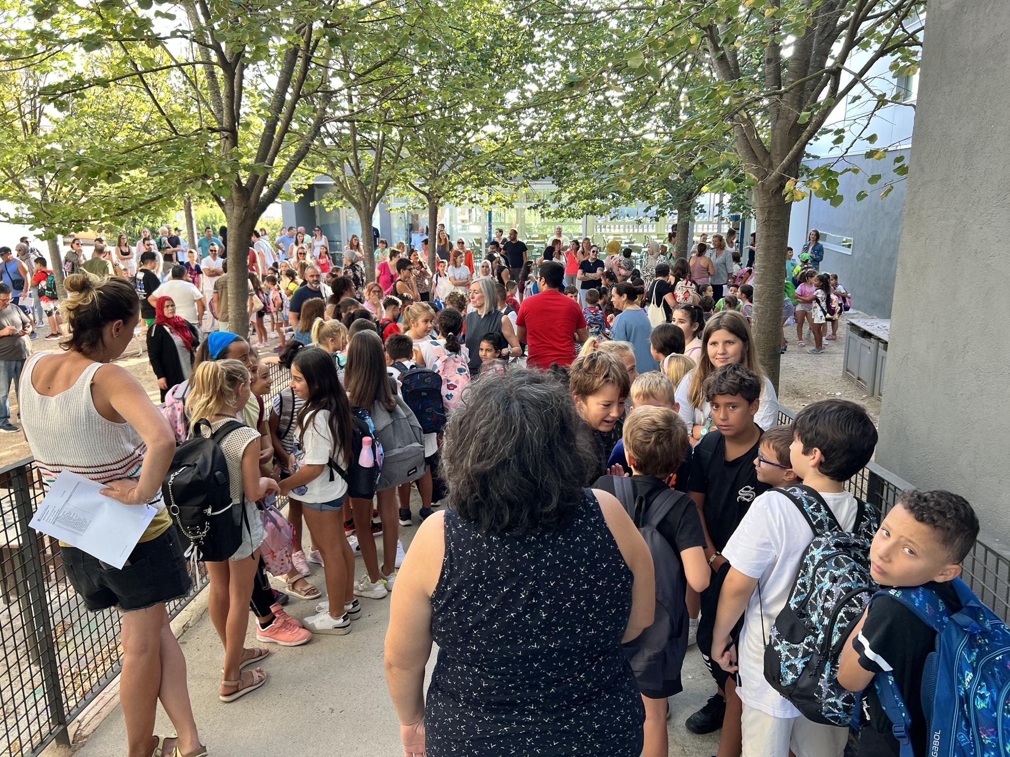 Alumnes escalencs tornant a l'escola.