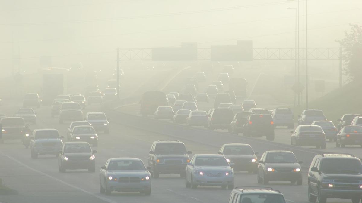 Decenas de coches atascados en una carretera durante un episodio de alta contaminación.